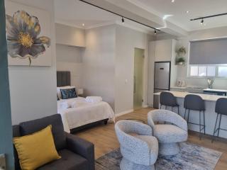 Cape Town Junction Unit 16 free parking & wifi, pool, near to waterfront - 0