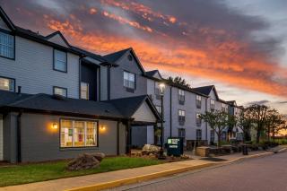 MainStay Suites Sterling near Dulles Town Center - 3