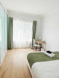 Queen room with shared bathroom - 3