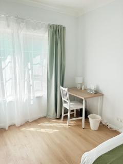 Queen room with shared bathroom - 9