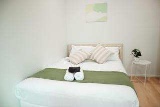 Queen room with shared bathroom - 8