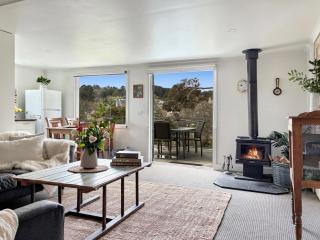 Cara Cottage on the Lake with Fireplace - 5