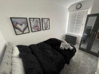 Town House Ideal for working professionals - 6