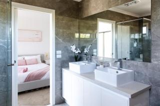 Bright, comfortable family home in leafy Forest Hill - 4