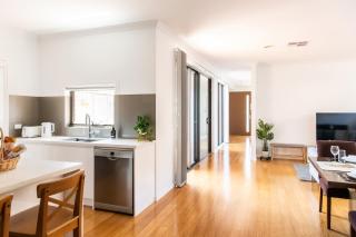 Bright, comfortable family home in leafy Forest Hill - 3