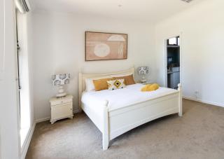 Bright, comfortable family home in leafy Forest Hill - 1