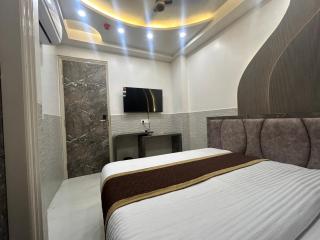 Hotel Shree Guru Couple Friendly 300 Meter From R K Ashram Metro Station - 9