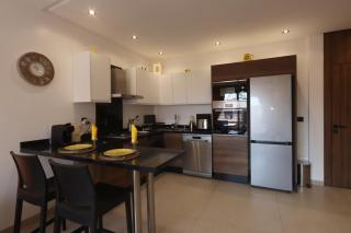 Modern top floor apartment with balcony! - 4