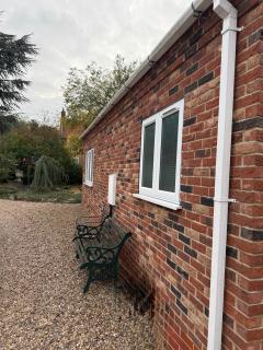 Bright, Stylish 1-Bed Bungalow with Private Garden - 7