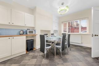 Two Bedroom House by Brookland Stays Serviced Accommodation Short Lets Middleton with Free WiFi - 7