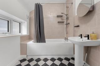 Two Bedroom House by Brookland Stays Serviced Accommodation Short Lets Middleton with Free WiFi - 4