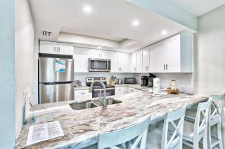 Land's End 1-203 Pool View - St Pete Beach - 4