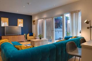 Modern 4-BR Townhouse with Rooftop & Hot Tub - 0