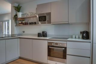 Modern 4-BR Townhouse with Rooftop & Hot Tub - 4