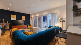 Modern 4-BR Townhouse with Rooftop & Hot Tub - 3