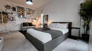 Stylish 4-BR Townhouse with Rooftop Retreat - 7