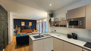 Modern 4-BR Townhouse with Rooftop & Hot Tub - 8