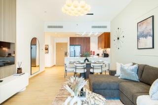 Seafront 2BR, Within Walking Distance to La Mer Beach, Short Drive Away from Mercato Mall, La Sirene Building 2, La Mer by Deluxe Holiday Homes - 1