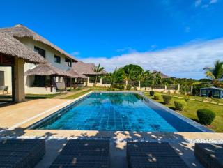 Beachfront Luxury Villa with Infinity Pool - 9