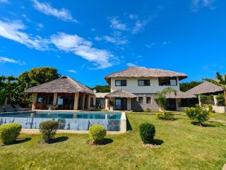 Beachfront Luxury Villa with Infinity Pool - 4