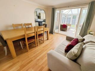 Contractor Friendly House - Sleeps upto 8 - 3