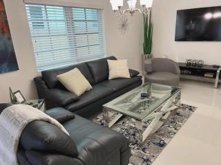 Contemporary 3-Bedroom Beachside Home with Pool - 9