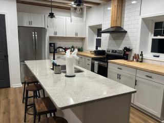 Hidden gem at the lake 4 bedrooms - 2