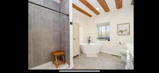 Hidden gem at the lake 4 bedrooms - 3