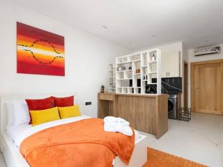 Luxury Studio Apt - 10 mins from Airport with Wifi, Swimming Pool, Full Service in Accra - 3