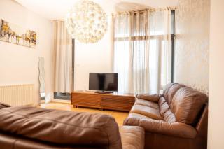 Muirhouse 2BR Apartment with Free Parking - 2