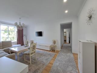 Apartament în centrul Chișinăului, într-o curte verde și liniștită! - 1