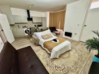 Luxury Apartment with Grand Living Space London - 6