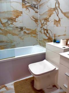 Luxury Apartment with Grand Living Space London - 4