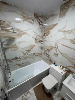 Luxury Apartment with Grand Living Space London - 2