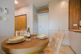 OLSZYNKI PARK 2- High-End Luxury Apartment with View, City Centre by StayNest - 4