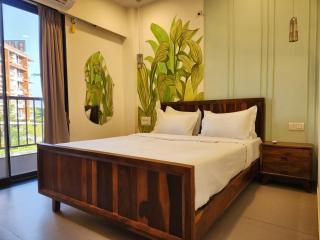 Bright Candolim 1BHK with Pool, Gym, Parking - 5 Minutes to Beach - 9