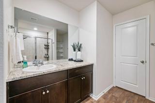 Modern Western 5BR Retreat! BMT SeaWorld Riverwalk Alamo - 5