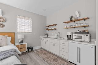 Sleek City Studio Escape - 7