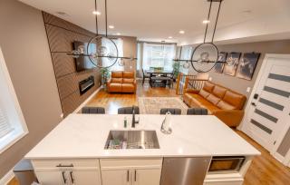 Luxury 9 BR, Villa Mins from Downtown and the Lake - 0