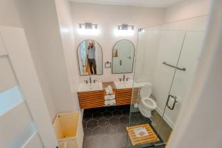 Luxury 9 BR, Villa Mins from Downtown and the Lake - 4