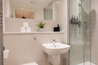Spacious Manchester City Condo - Pool Table - Next To AO Arena - Local Transport Links - Parking - 4
