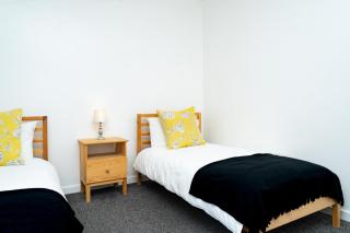 Airport Home, Free Parking, Sleeps 6, Near City - 1