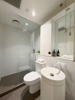 CBD 2B2B Apt w Parking w Harbor View w Pool - 9