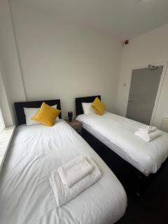 The Big House - 8 bedrooms, Sleep 11, long stays - 2