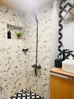 Row House Near US Consulate BKC & NMCC - 2