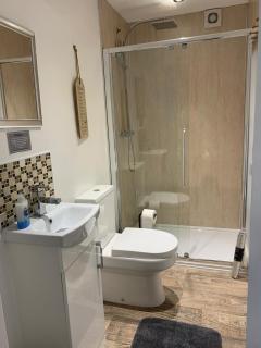 POPPY LUXURY LODGE Sleeps 8 at Fairview Farm, Ravenshead, Nottingham Near Sherwood Forest, Dog Friendly, Farm Stay great for wedding groups, families, Hen Do's, friends gatherings with amazing views - 1