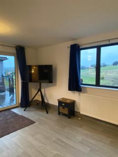 POPPY LUXURY LODGE Sleeps 8 at Fairview Farm, Ravenshead, Nottingham Near Sherwood Forest, Dog Friendly, Farm Stay great for wedding groups, families, Hen Do's, friends gatherings with amazing views - 3