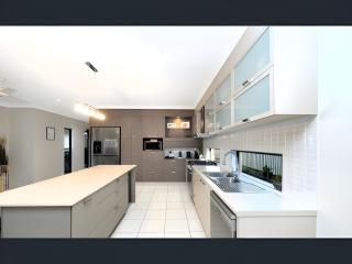 Modern Coastal Home Luxury Stay in Bushland Beach QLD 4818 - 7