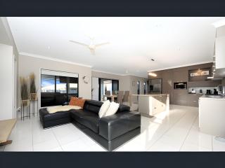 Modern Coastal Home Luxury Stay in Bushland Beach QLD 4818 - 5