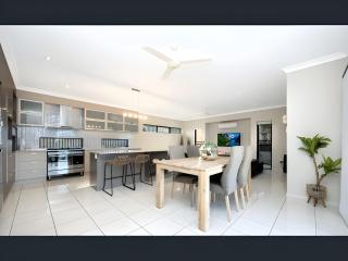 Modern Coastal Home Luxury Stay in Bushland Beach QLD 4818 - 4